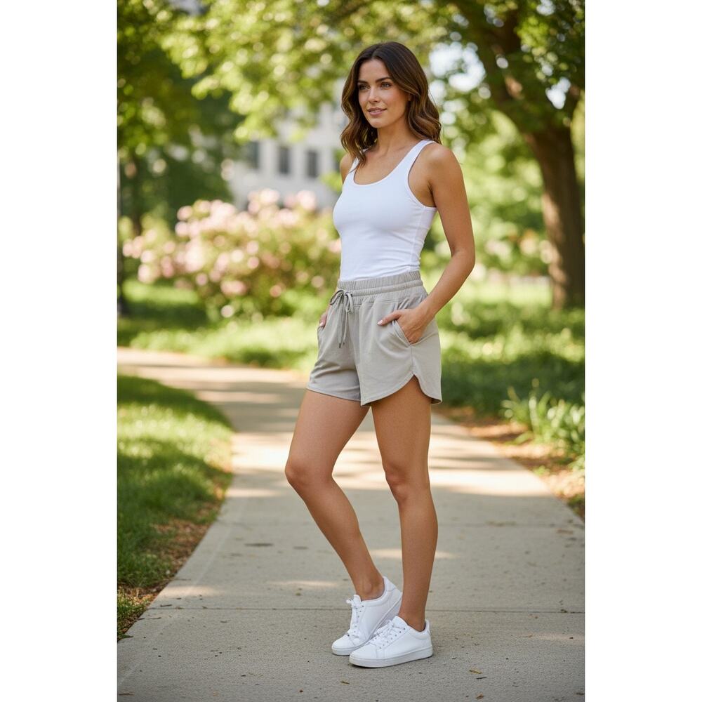 Vuori Halo Performance Shorts 2.0 in Light Clay Women's size Large